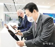 尹-바이든, 반도체 동맹 상징 '3나노 웨이퍼'에 사인