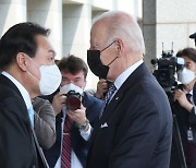 '용산시대' 첫 국빈 바이든 대통령, 방명록에 "환대와 동맹에 감사"
