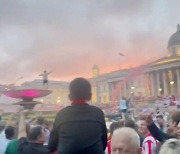 '죽어도 선덜랜드' 수천 명의 팬들, 승격 플레이오프 앞두고 '광장 응원'