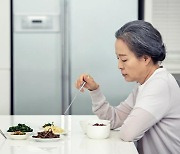 나이 많은 여성, 탄수화물 위주 식사가 '독'