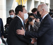 Yoon, Biden begin first summit at Yongsan presidential office