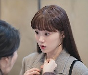 이성경♥김영대, 비밀 연애 발각?..목걸이 선물 딱 걸렸네  ('별똥별')[오늘밤TV]