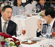 대화하는 구광모 LG 그룹 회장과 이창양 산자부 장관
