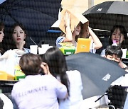 우주소녀 엑시, '뜨거운 더위에 등장한 쇼핑백 모자' [사진]