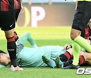 충돌에 고통스러워하는 성남FC 골키퍼 김영광, '힘든 하루' [사진]