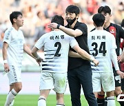 선수들 포옹하며 승리 기뻐하는 성남FC 김남일, '잘싸웠다' [사진]
