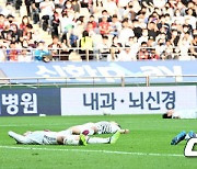 경기 종료 직후 필드에 쓰러져버린 성남FC, '10명이 싸워 이겼다' [사진]