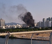 [영상] 서울 여의도고 식당서 화재..대응 1단계 발령