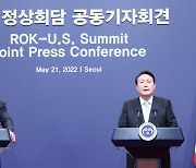 [속보]바이든 "북핵 위협 대응 위해 억제 태세 더욱 강화"