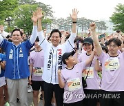마라톤 행사 참석한 송영길 후보와 오세훈 후보