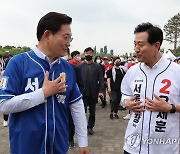 마라톤 대회에서 만난 송영길 후보와 오세훈 후보