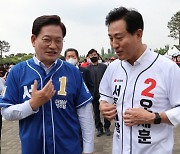 마라톤 대회에서 만난 송영길 후보와 오세훈 후보
