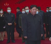 북한 김정은, 현철해 조문하며 '울먹'