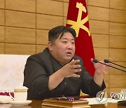 북한 김정은, "방역사업 긍정적 추이"..정치국협의회 토의
