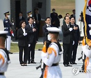 현충원에서 국기에 대한 경례하는 한덕수 총리