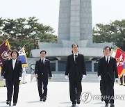 현충원 참배 후 이동하는 한덕수 총리
