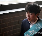 인터뷰하는 기본소득당 김한별 인천시장 후보