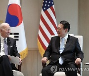 바이든, 한국 방문 중 51조원 규모 우크라 지원법안 서명