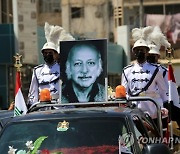 IRAQ FUNERAL PEOPLE POET MUTHAFFAR AL-NAWAB