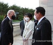 [한미정상회담] 김건희 여사, 중앙박물관서 바이든과 만났다..전시 관람