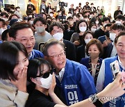 강남역에서 선거운동하는 송영길과 이재명