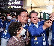 강남역에서 선거운동하는 송영길과 이재명
