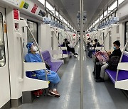 中 상하이, 봉쇄 51일만에 지하철 노선 일부 재개..방역 완화 움직임