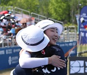 양궁월드컵 여자 개인전..이가현·최미선 '포옹'