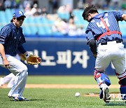 [포토] 강민호, 앗! 이런 실수를!