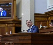우크라 의회 깜짝 등장한 폴란드 대통령 "영토 단 1cm라도 희생되는 날엔.."