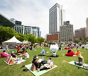 다시 열린 서울광장 만끽..주말 '야외 도서관' 한 달 만에 2만여명 이용