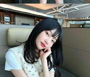 초미니 스커트 입은 조이, 아찔한 각선미..♥크러쉬 불안하겠네 [M+★SNS]