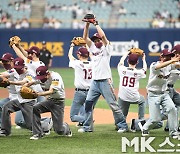 나인아이 '시구 퍼포먼스 펼치는 10명의 아이들' [MK포토]