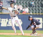 강승호 '더블 플레이 완성' [MK포토]