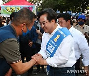 지지자와 인사 나누는 김동연 민주당 경기도지사 후보