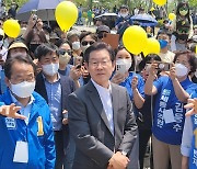 노무현 공원 설명하는 이춘희 민주당 세종시장 후보