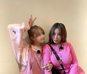 이미주X제시, 똑 닮은 젓가락 각선미..섹시 카리스마 폭발한 워맨스[★SHOT!]