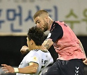 수원FC 라스, '동점골 노려봤지만' [사진]