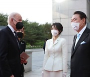 도쿄로 떠난 바이든..23일 미일 정상회담, 日 군사력 강화도 논의
