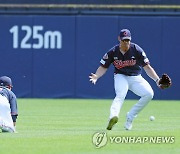 우중간에 떨어진 페르난데스의 행운의 안타