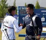 격려와 축하 나누는 김우진·이우석