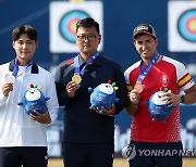 양궁월드컵 리커브 남자 개인전 시상대에 오른 김우진·이우석