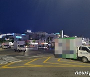 "유세가 유세냐"..회전교차로 밤샘 불법 점령한 선거차량