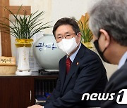 이홍정 한국기독교교회협의회 총무와 면담하는 박보균 장관