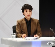 토론회 준비하는 김은혜 후보