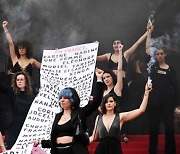 "'성범죄·성차별'에 반대한다" 계속되는 칸 레드카펫에서의 시위[SS 칸이슈]