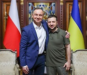 우크라 깜짝 방문한 폴란드 대통령 "1cm 땅도 러시아에 넘겨줘선 안된다"