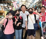 학생들과 기념촬영 하는 오세훈 서울시장 후보