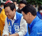'군민들과 인사 나누는 김관영 민주당 전북도지사 후보'
