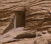 [우주를 보다] 화성의 출입문?..알고보니 개구멍 만한 암석 균열